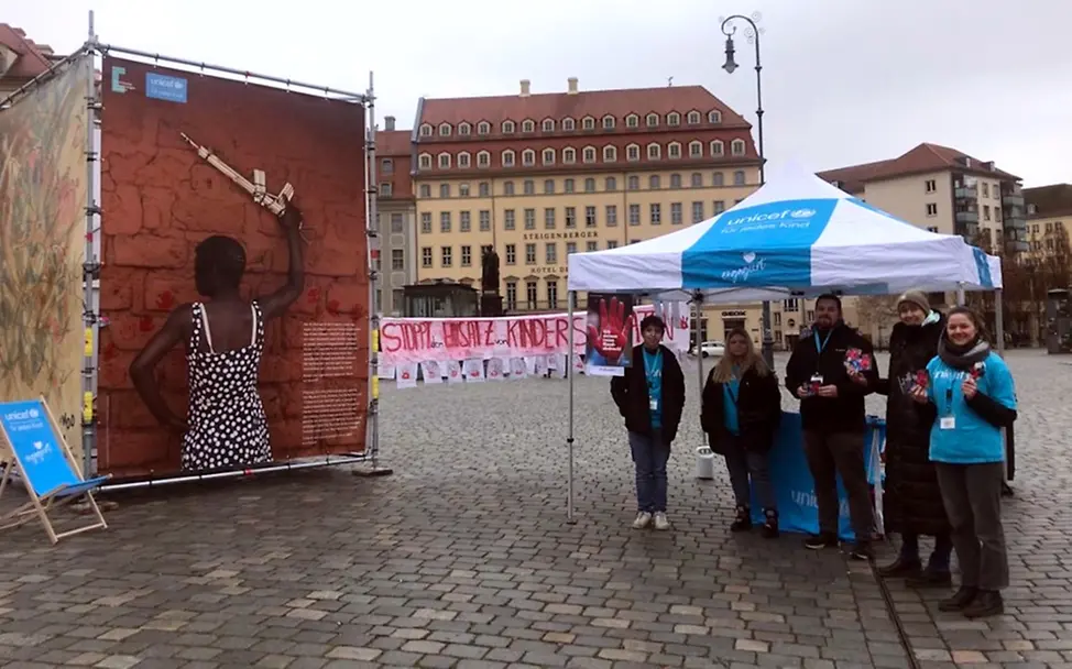 Aktionsstand der UNICEF-AG Dresden zum Red Hand Day 2023 auf dem Neumarkt in Dresden UNICEF Dresden Aktionsstand Red Hand Day 2023