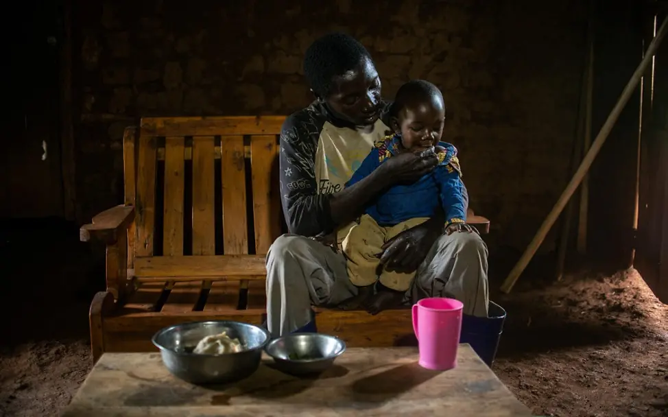 Banywesize füttert seinen Sohn Ezekiel. | © UNICEF/Arlette Bashizi Chishozi: Banywesize füttert seinen Sohn Ezekiel.