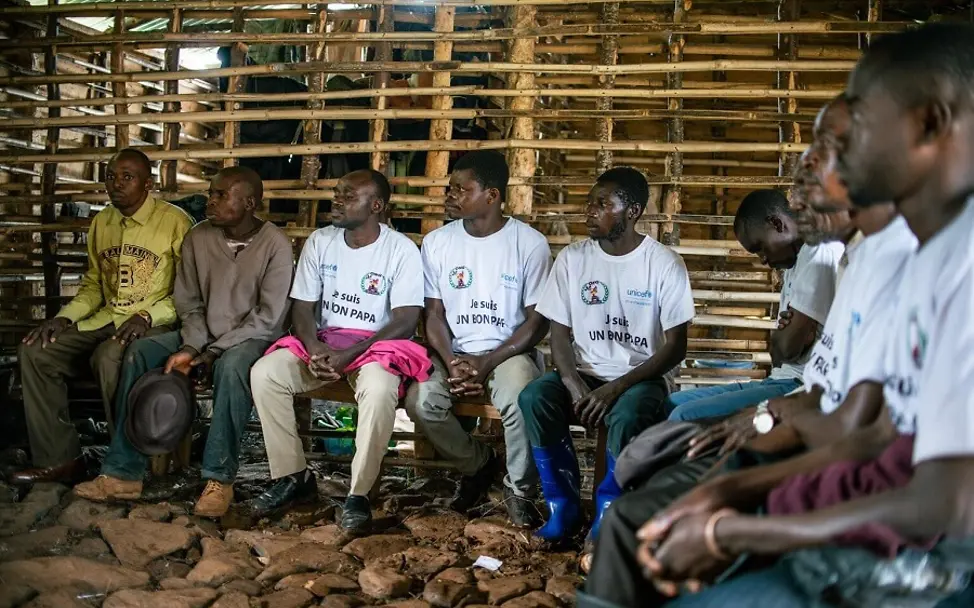 Eine Diskussionsrunde über positive Männlichkeit in Chishozi. | © UNICEF/Arlette Bashizi Chishozi: Männer sitzen in einer Runde und diskutieren über positive Männlichkeit.