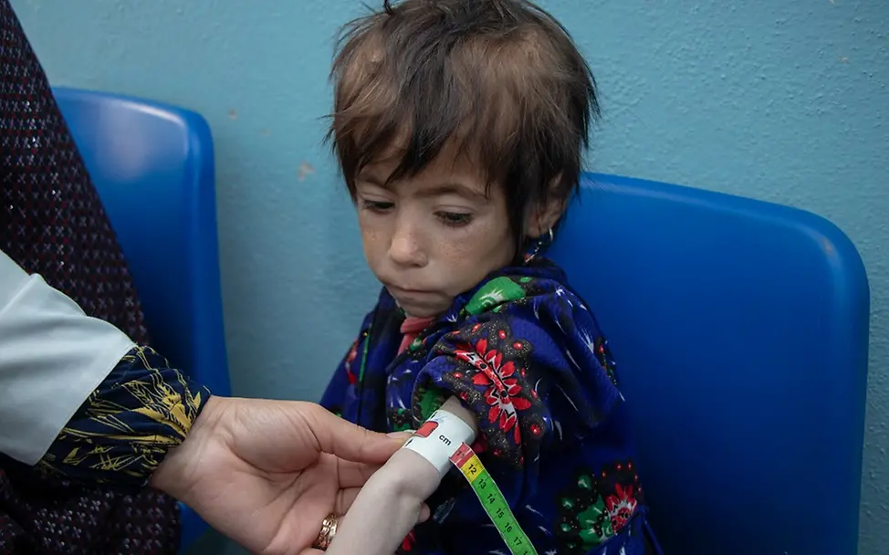 Parwanas Arm wird mit einem Maßband gemessen.