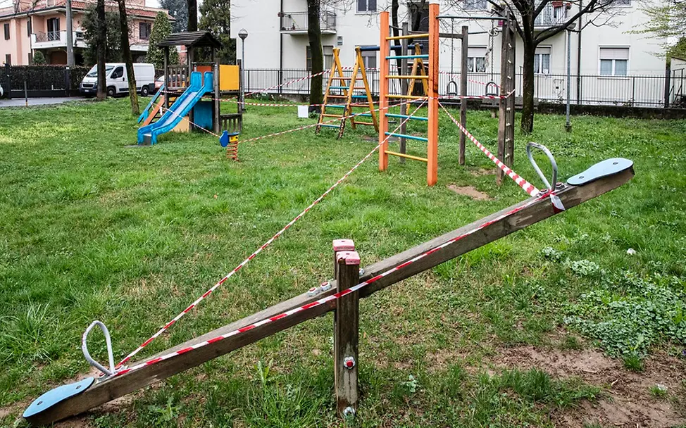 Abgesperrter Spielplatz in Deutschland | © UNICEF/Diffidenti 3 Jahre Corona: Abgesperrter Spielplatz