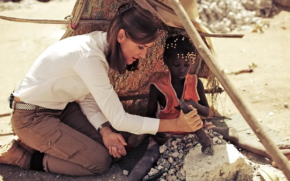 Sandra Thier in einem Steinbruch in Burkina Faso. | © UNICEF/Steven Pan Sandra Thier in einem Steinbruch in Burkina Faso. | © UNICEF/Steven Pan