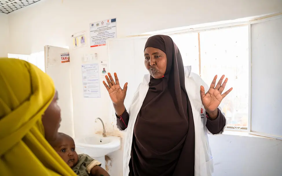 Maryam weiß wie wichtig der persönliche Kontakt ist und nimmt sich Zeit für die Gespräche. | © UNICEF/UN0758699/Ekpu VII Photo Somalia: Maryam Mohamud klärt Mütter über Impfungen auf.