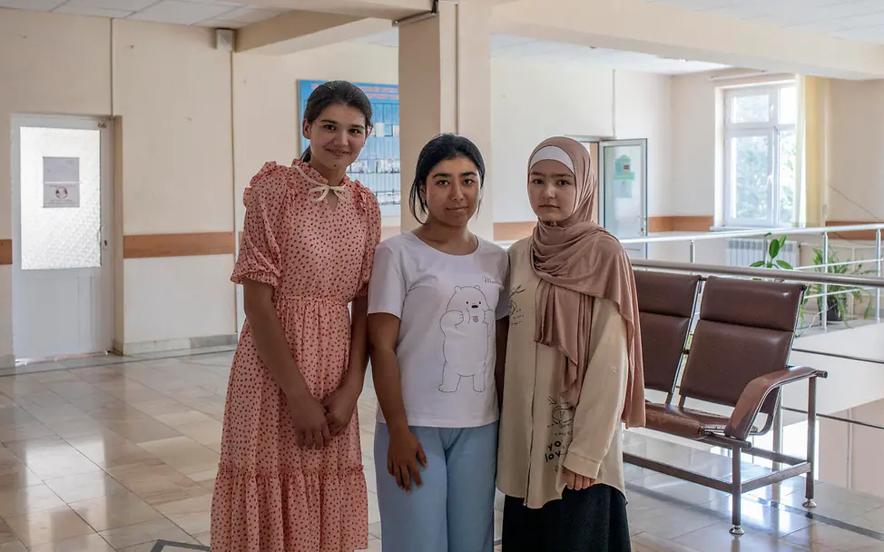 Jedes Jahr werden mehr als 1.600 neue Fälle von Gebärmutterhalskrebs diagnostiziert und etwa 850 Frauen sterben an der Krankheit. | © UNICEF/Babajanyan VII Photo Drei Cousinen haben gerade eine Dosis des HPV-Impfstoffs erhalten.