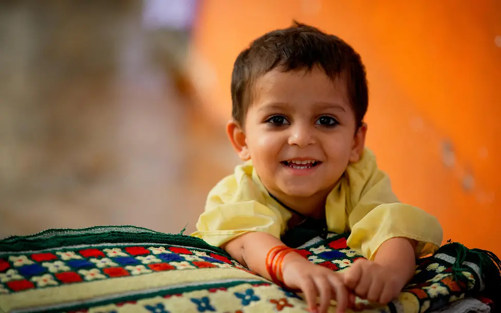 Iman (4) wurde gegen Polio geimpft. Ihre Großmutter hatte zunächst gezögert, sie impfen zu lassen. | © UNICEF/Bukhari Iman (4) wurde gegen Polio geimpft. Ihre Großmutter hatte zunächst gezögert, sie impfen zu lassen.