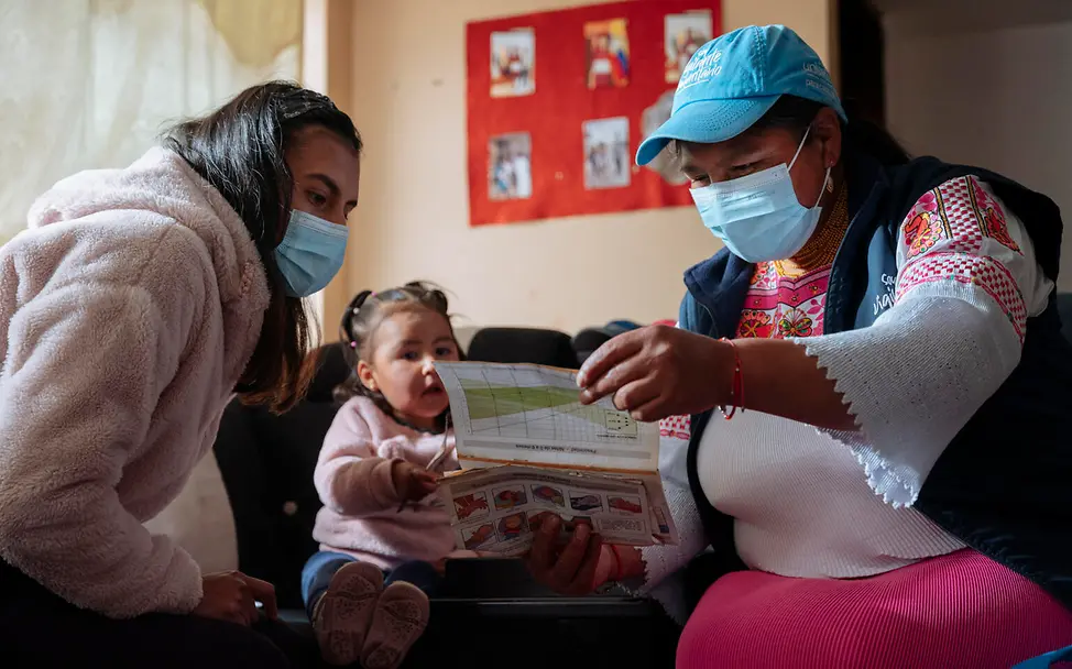 María kümmert sich um Familien in ihrem Heimatdorf. | © UNICEF/Arcos María besucht die 23-jährige Fernanda Valdivieso und ihre 2-jährige Tochter Aysel Yanez.