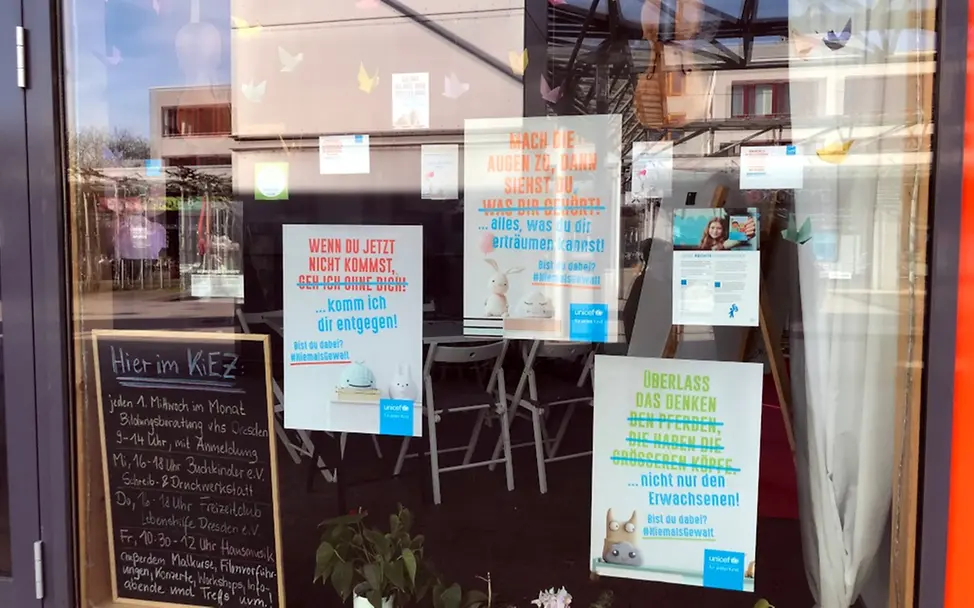 #NiemalsGewalt - Schaufenster außen des KIEZ in Dresden Prohlis #NiemalsGewalt - Schaufenster außen des KIEZ in Dresden Prohlis