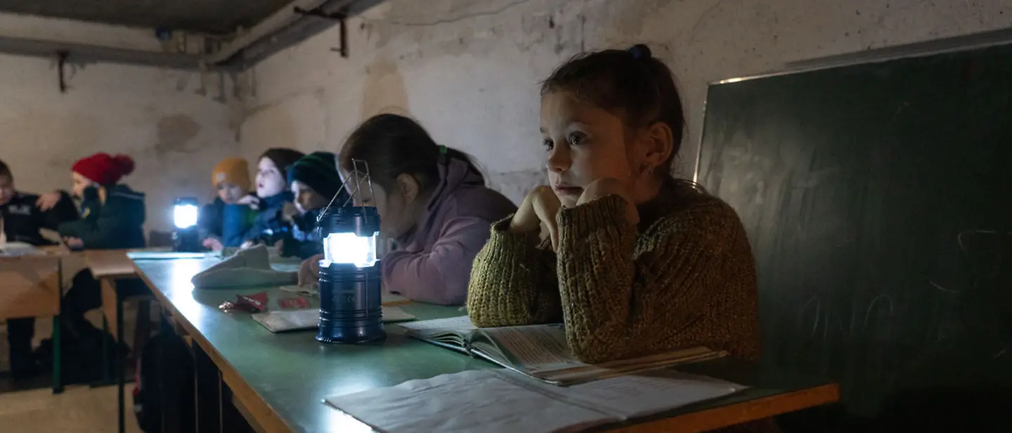 Ukraine Krieg: Kinder sitzen im Keller eines Kindergartens, um sich vor Bombenangriffen zu schützen. 