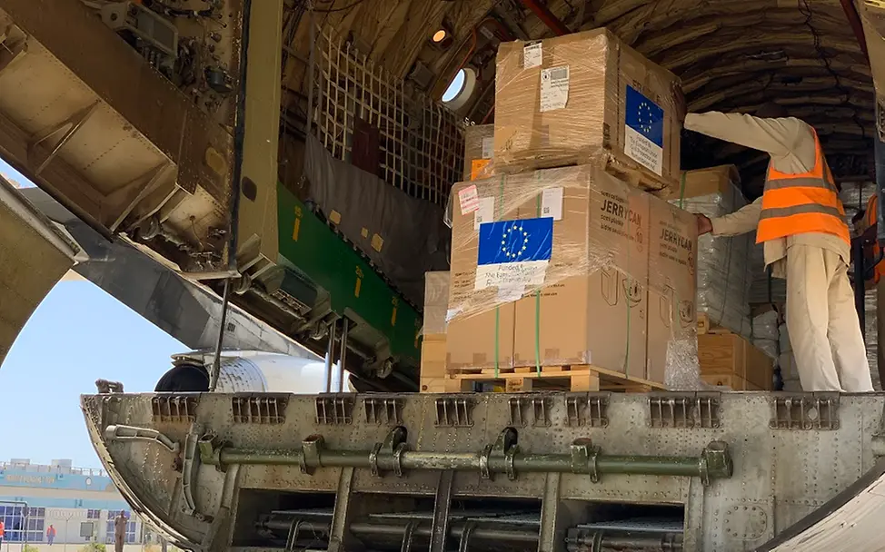 Aus einem Flugzeug werden Hilfsgüter ausgeladen.