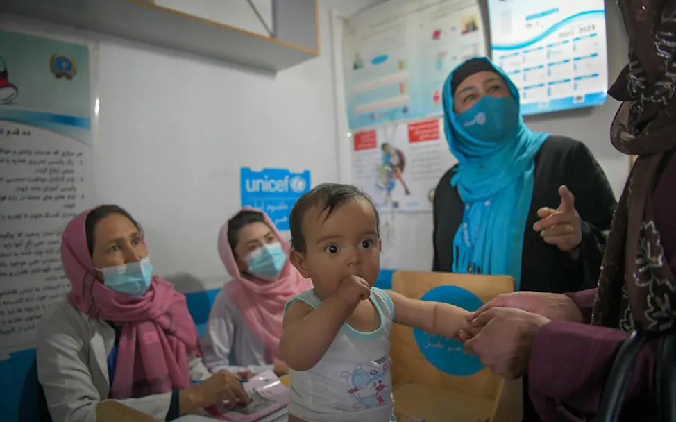 Mangelernährung in Afghanistan: Eine UNICEF-Helferin berät eine Frau zum Stillen | © UNICEF/Karimi Mangelernährung in Afghanistan: Eine UNICEF-Helferin berät eine Frau zum Stillen