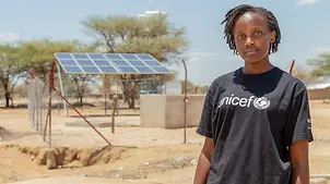 Vanessa Nakate vor einem solarbetriebenen Brunnen in Kenia