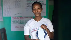 Äthiopien: Ein Mädchen zeigt eine Binde, die sie während ihrer Menstruation schützt | © UNICEF/Pouget Äthiopien: Ein Mädchen zeigt eine Binde, die sie während ihrer Menstruation schützt
