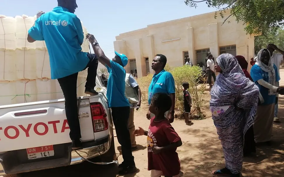Lage der Kinder im Sudan verschlechtert sich jeden Tag I UNICEF/Altahir Aldaif Sudan: Ein UNICEF-Team verteilt Wasserkanister in Madani, Sudan