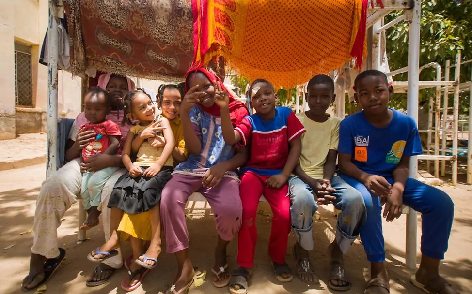 Kinder in einer Unterkunft für geflüchtete Menschen. | © UNICEF/UN0844238/Mohamdeen Seit dem Konflikt im Sudan sind Familien auf der Flucht im eigenen Land und in Nachbarländern.