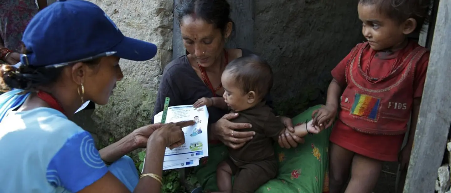 Eine freiwillige UNICEF-Helferin klärt eine Mutter über Mangelernährung auf | © UNICEF/NYHQ2012-1990/Noorani