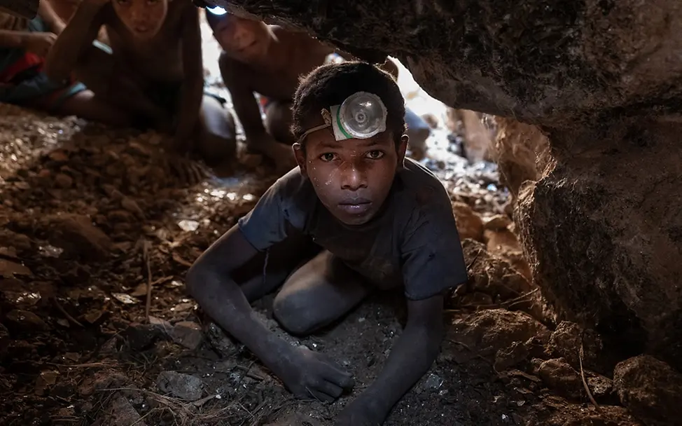 UNICEF zum Welttag gegen Kinderarbeit I UNICEF/Andrianantenaina Madagaskar: Sambilahatsa hockt mit Stirnlampe in der Glimmermine Vohibola in der Region Anosy, 15 Meter unter der Erde.