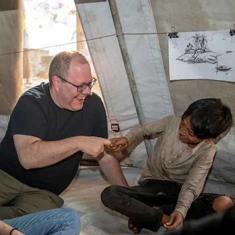 Heribert Wettels von GARDENA zu Besuch in einem Kinderschutz-Zentrum in Dhaka, Bangladesch | © UNICEF/UN0824856/Satu UN0824856_online