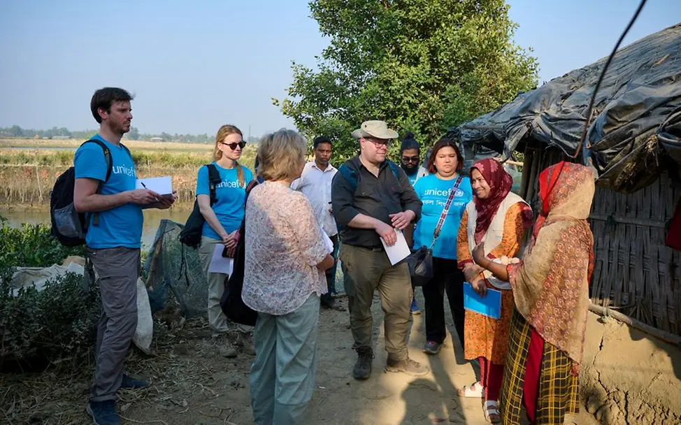 Gespräch mit einer jungen Mutter in Bangladesch | © UNICEF/UN0821458/Map UN0821458_online