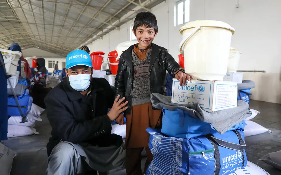 Danke für deine Hilfe, UNICEF, sagt Hadi mit einem Lächeln. | © UNICEF/UN0581134/Fazel Hilfsgüter für Kinder: Im Januar 2022 verteilt unser UNICEF-Kollege Mohammad Khalid Azami Winterpakete in Afghanistan..