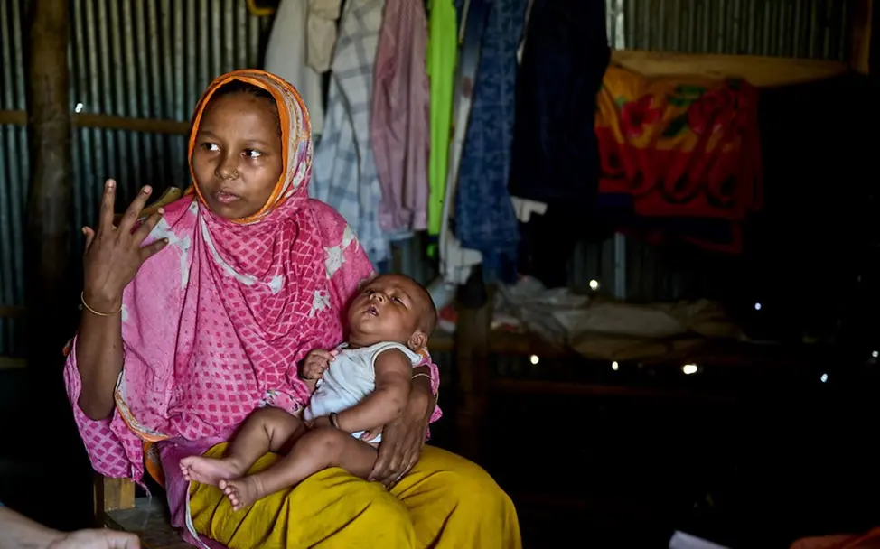 Die 16-jährige Bibi Hafsa lebt mit ihrer Familie in einer kleinen Hütte. | © UNICEF/UN0824056/Map UN0824056_online