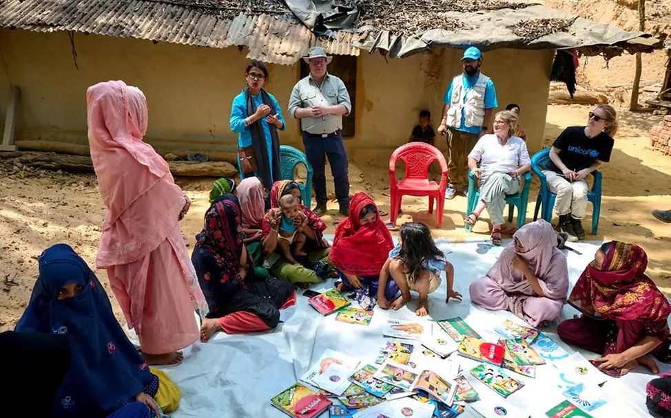 Lesen auf Eigeninitiative: Mädchen und junge Frauen treffen sich zu Austausch und Lernen. | © UNICEF/UN0824683/Map UN0824683_online