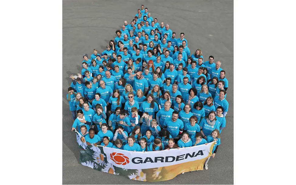 Der wahrscheinlich größte menschliche Wassertropfen | © Gardena/Armin Buhl Gardena Mitarbeiter und Ulmer Schulkinder bilden einen Wassertropfen.