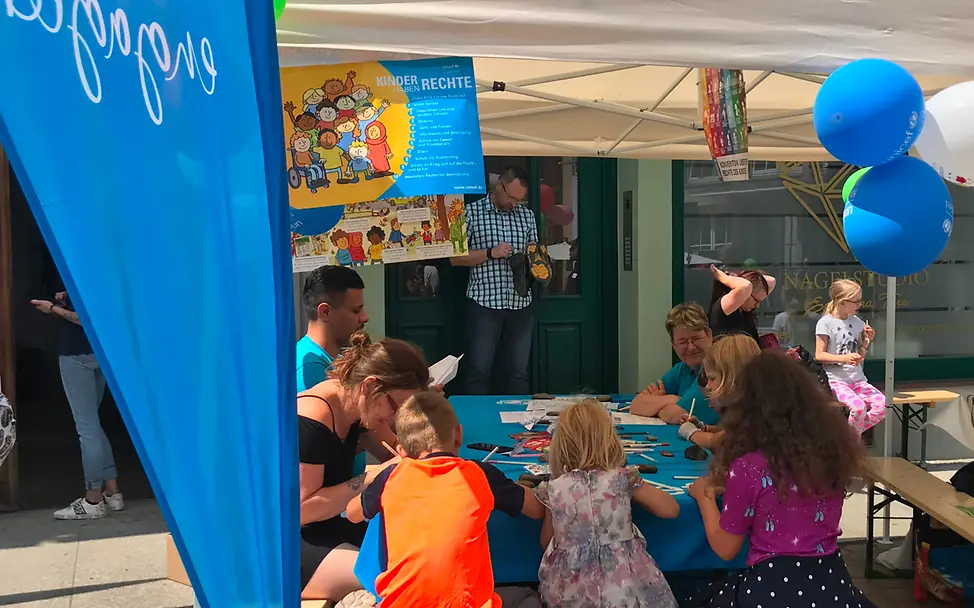 Aktionsstand beim Sächsischen Kinderkunstpreis in Meißen Aktionsstand der UNICEF-AG Dresden beim Sächsischen Kinderkunstpreis in Meißen