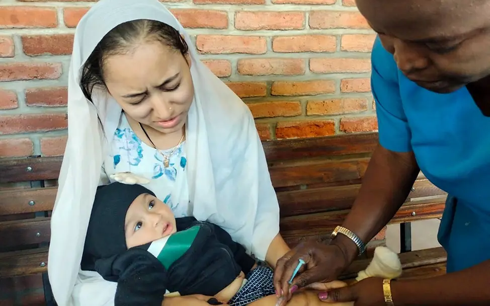 Ein Baby in Malawi erhält eine Malaria-Schutzimpfung | © UNICEF/UNI404860 Malaria-Impfung: Die Malaria-Impfstoffe kommen in immer mehr afrikanischen Ländern zum Einsatz.