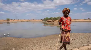 Dürre: Junge in Äthiopien bewacht Vieh an Wasserstelle.