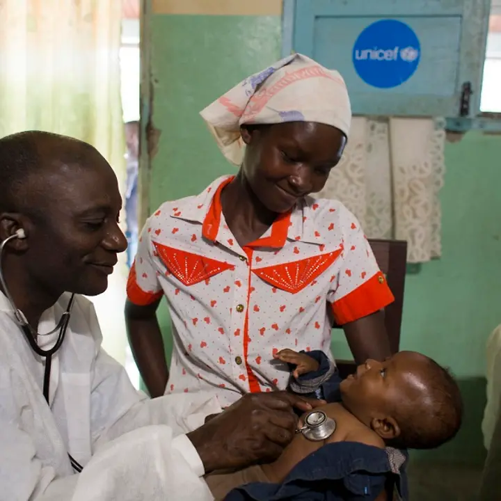Ein Baby wird gegen Polio geimpft. © UNICEF/Prinsloo Kongo: Ein Arzt hört ein Baby mit einem Stethoskop ab, daneben steht die Mutter des Babys.