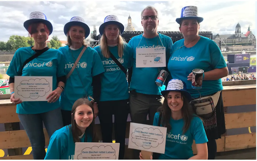 Pfandaktion der UNICEF-AG Dresden bei den Filmnächten Pfandaktion der UNICEF-AG Dresden bei den Filmnächten