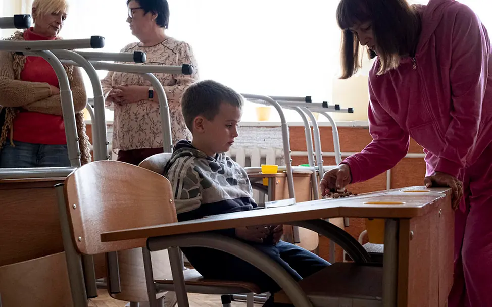 Krieg in der Ukraine: Davyd geht nach der Flucht auf eine neue Schule | © UNICEF/Gilbertson - Highway Child Krieg in der Ukraine: Davyd geht nach der Flucht auf eine neue Schule