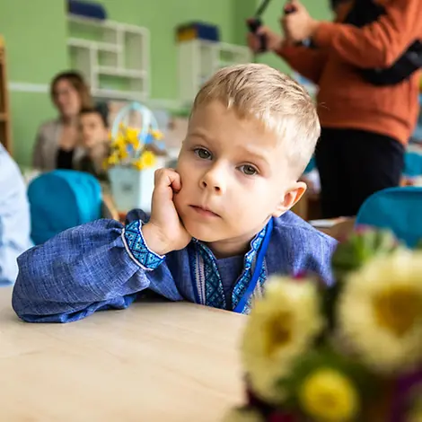 Krieg in der Ukraine: Ein Junge an seinem ersten Schultag | © UNICEF/Kulakowskiy Krieg in der Ukraine: Ein Junge an seinem ersten Schultag