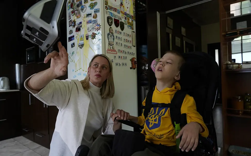 Krieg in der Ukraine: Artem lebt mit Behinderungen. UNICEF unterstützt ihn mit einem Eye Tracking-Gerät | © UNICEF/Boyko Krieg in der Ukraine: Artem lebt mit Behinderungen. UNICEF unterstützt ihn mit einem Eye Tracking-Gerät