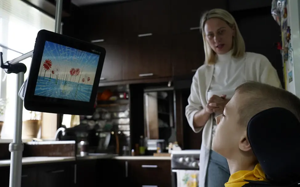 Krieg in der Ukraine: Artem lebt mit Behinderungen. UNICEF unterstützt ihn mit einem Eye Tracking-Gerät | © UNICEF/Boyko Krieg in der Ukraine: Artem lebt mit Behinderungen. UNICEF unterstützt ihn mit einem Eye Tracking-Gerät