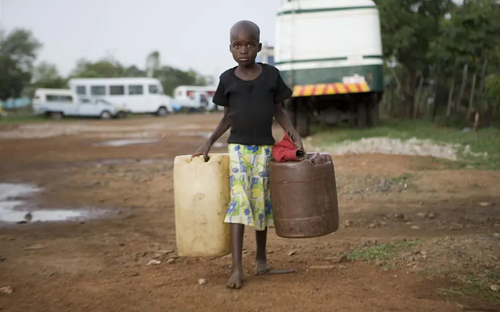 Ein Mädchen trägt Kanister mit von UNICEF bereitsgestelltem sauberen Wasser. | © UNICEF/J.Tanner Ein Mädchen trägt Kanister mit von UNICEF bereitsgestelltem