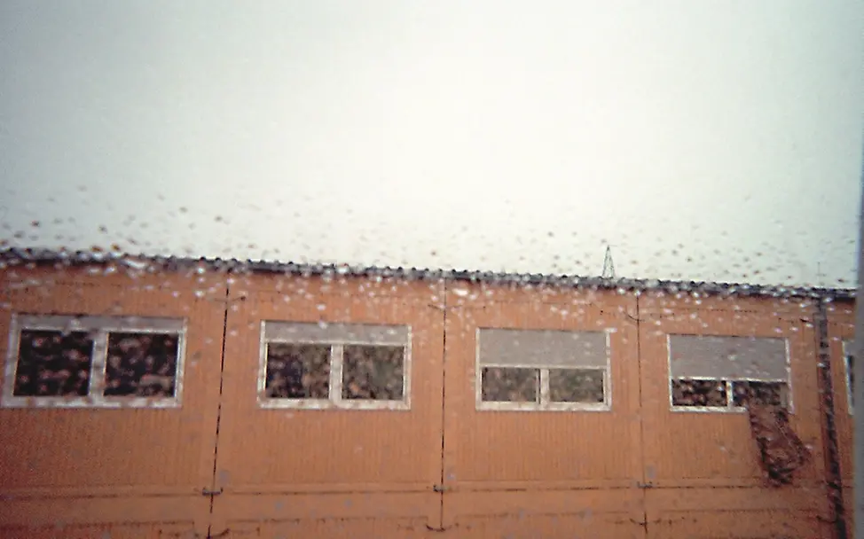 Ein Wohncontainer in einer Unterkunft für geflüchtete Menschen | UNICEF/anonymous Deutschland: Ein orangener Wohncontainer ist zu sehen.