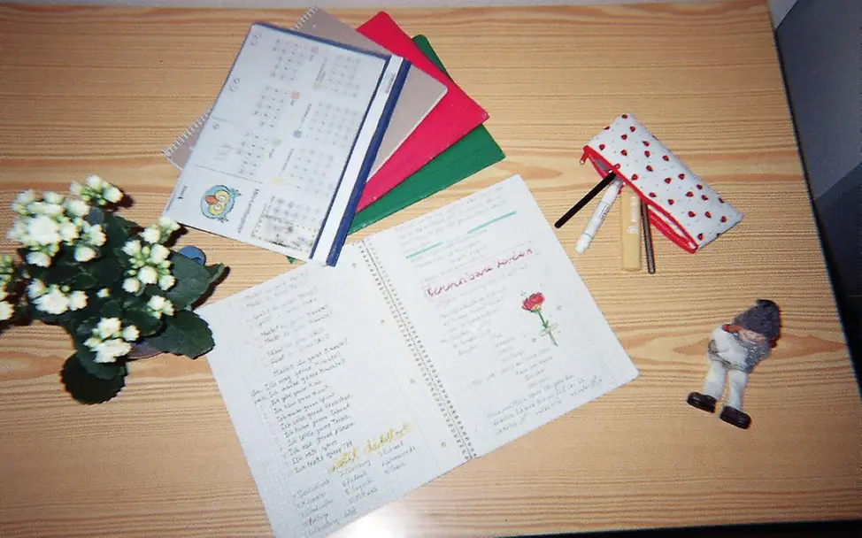 Perspektivwechsel: Geflüchtete Kinder fotografieren ihren Alltag. | © UNICEF/anonymous Geflüchtete Kinder in Deutschland: Ein Junge spielt Fußball in einer Flüchtlingsunterkunft