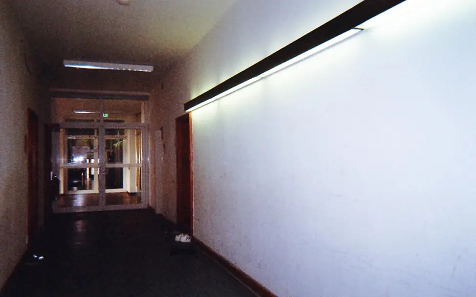 Ein dunkler Flur in einer Flüchtlingsunterkunft. | © UNICEF/anonymous Ein dunkler Flur in einer Flüchtlingsunterkunft