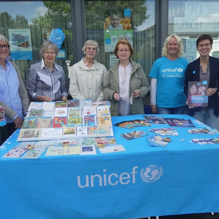 Arbeitsgruppe Hagen mit einem Schnupperstand vor ihrem Büro Arbeitsgruppe Hagen