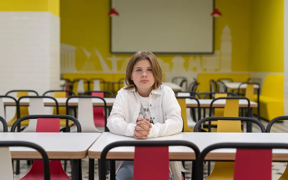 Vlada (12) aus Kiew sitzt in einem leeren Klassenraum.