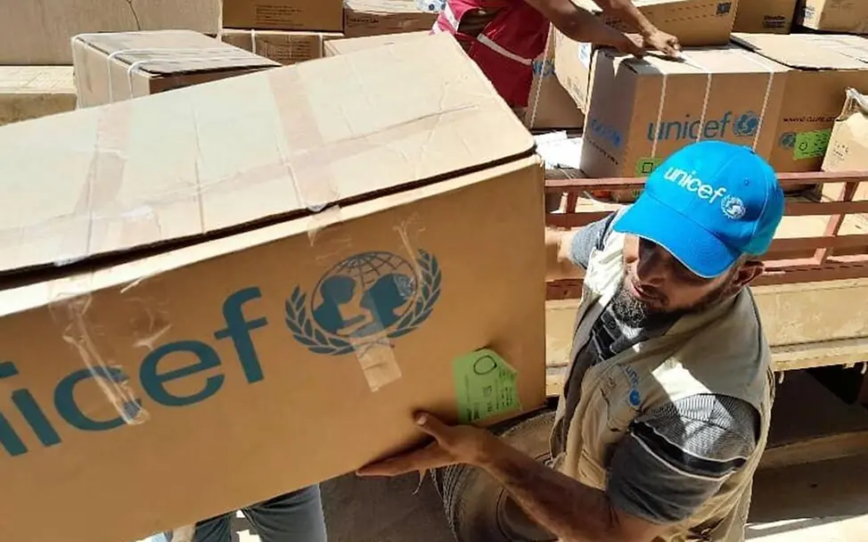 Ein UNICEF-Helfer lädt Kartons mit Hilfsgütern aus | © UNICEF/Alawami Libyen Überschwemmungen: Nach dem Brechen der Staudämme brauchen viele Kinder dringend Hilfsgüter und Katastrophenhilfe.