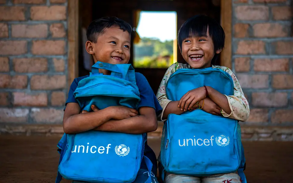 Myanmar: Zwei Schulkinder freuen sich über ihre neuen Rucksäcke von UNICEF | © UNICEF/Htet Originelle Geschenkideen: Zwei Schulkinder in Myanmar freuen sich über ihre neuen Rucksäcke von UNICEF