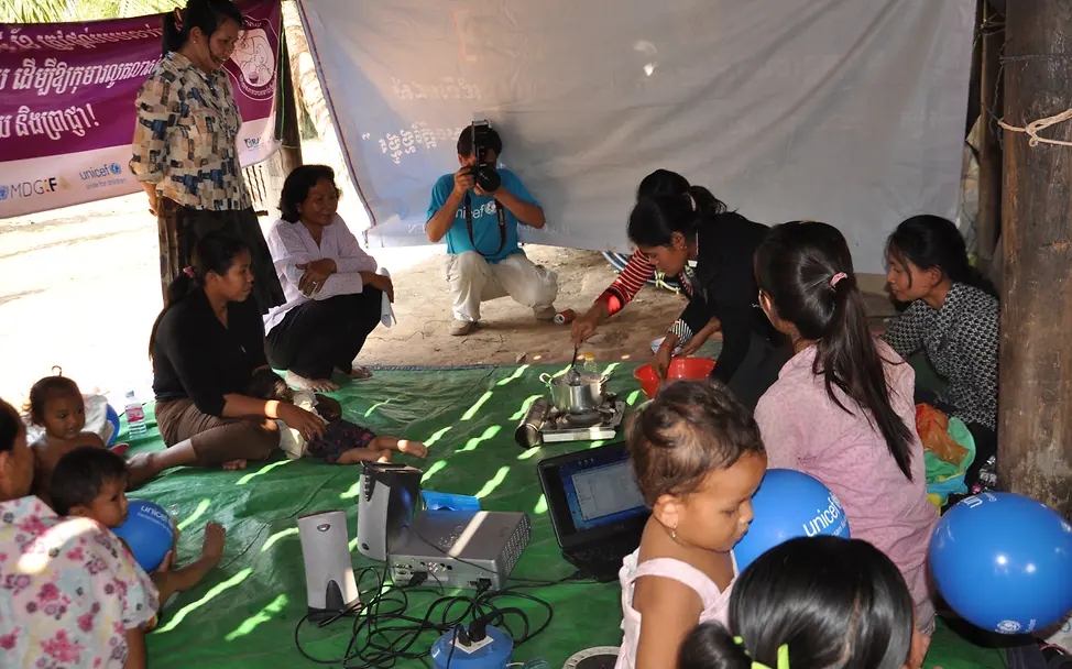 Zubereitung von gesunder Babynahrung. © UNICEF Deutschland Zubereitung von gesunder Babynahrung. © UNICEF Deutschland