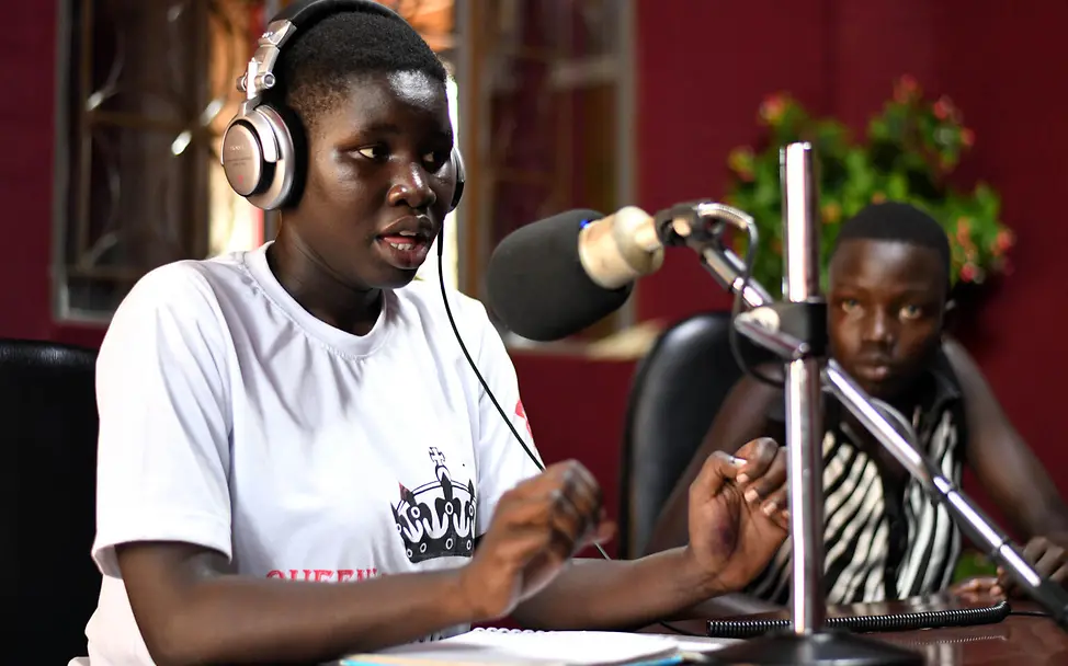 Mädchen in Uganda spricht im Radio | © UNICEF/ Wamala Fakten über Mädchen: Einsatz für Mädchenrechte
