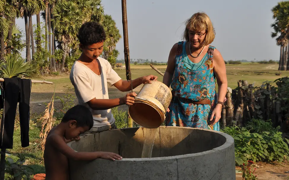 Ursula Grass mit Kindern am Brunnen. © UNICEF Deutschland Ursula Grass mit Kindern am Brunnen. © UNICEF Deutschland