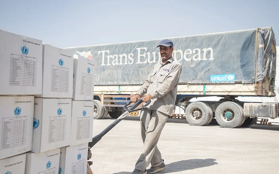 Afghanistan: Ein Mann lenkt einen Wagen mit Kisten.