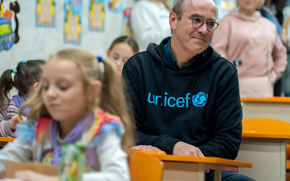 Ukraine-Reise: UNICEF-Geschäftsführer Christian Schneider besuchte eine Schule in der U-Bahn in Charkiw | © UNICEF/Filippov Ukraine-Reise: UNICEF-Geschäftsführer Christian Schneider besuchte eine Schule in der U-Bahn in Charkiw