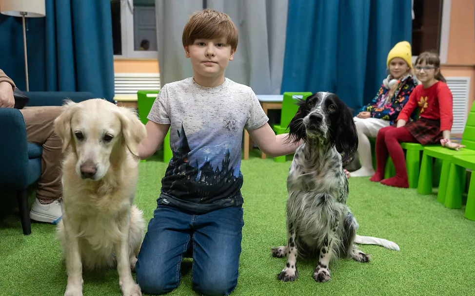 Hundespielzeug verstecken und mit Tieren toben in einem Kinderschutzzentrum in Charkiw. | © UNICEF/Filippov Kinderschutzzentrum in der Urkaine: Hundetherapie hilft beim Verarbeiten.