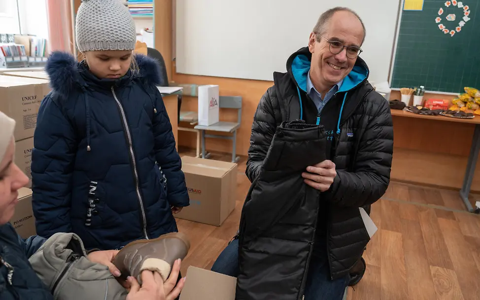 Ukraine: Christian Schneider verteilt Winterkleidung in Charkiw. | © UNICEF/Filippov Ukraine: Christian Schneider verteilt Winterkleidung in Charkiw.